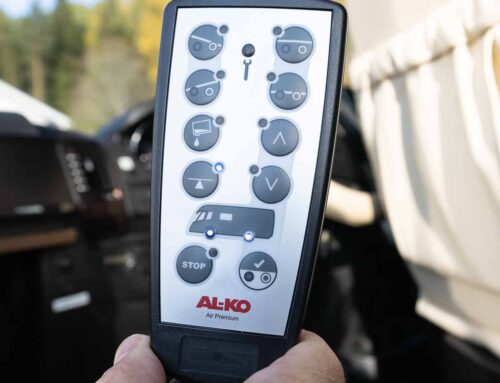 Motorhome remote control for stabilizing the car